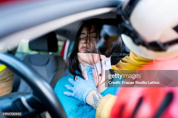 paramédico colocando un collarín ortopédico a la víctima de un accidente automovilístico - víctima fotografías e imágenes de stock