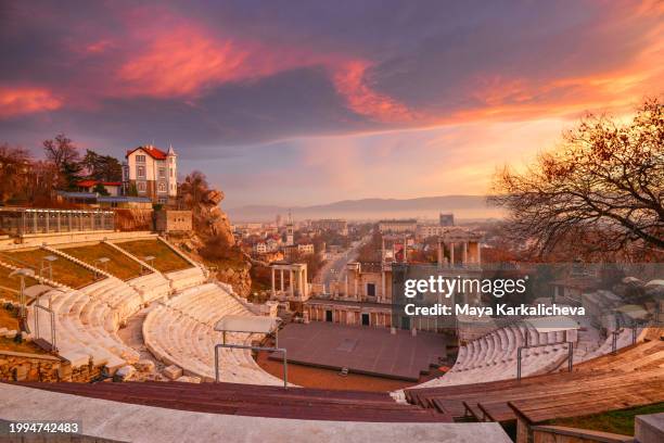 roman amphitheater of plovdiv at sunset, bulgaria - bulgarien stock-fotos und bilder