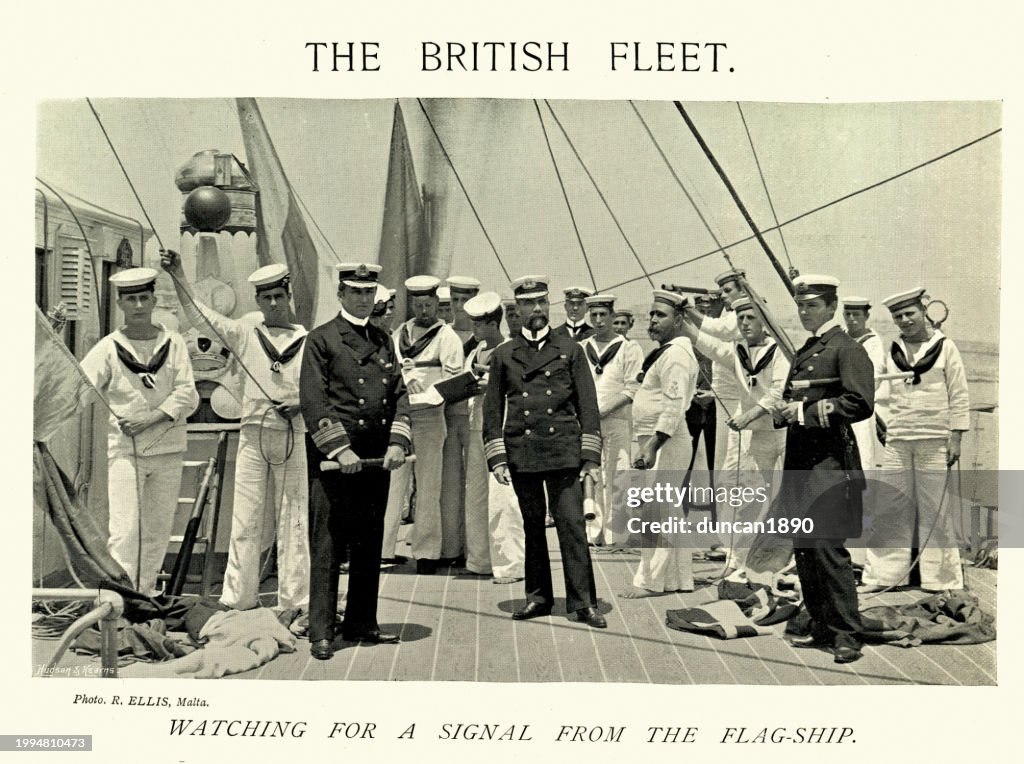 Oficial da Marinha Real Britânica e marinheiros, observando um sinal do navio-bandeira, década de 1890, vitoriano, século 19