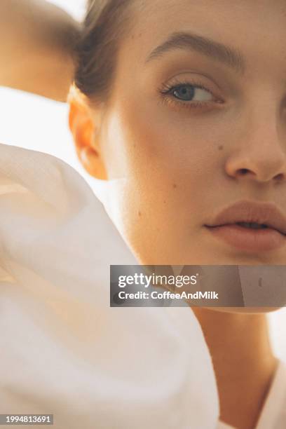 enjoying the sun - beautiful woman portrait sun photos et images de collection