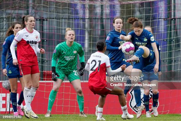 Eshly Bakker of FC Utrecht Women, Moon Pondes of PSV Women, Joni Paliama of FC Utrecht Women, Maxime Snellenberg of PSV Women, Veerle Buurman of PSV...