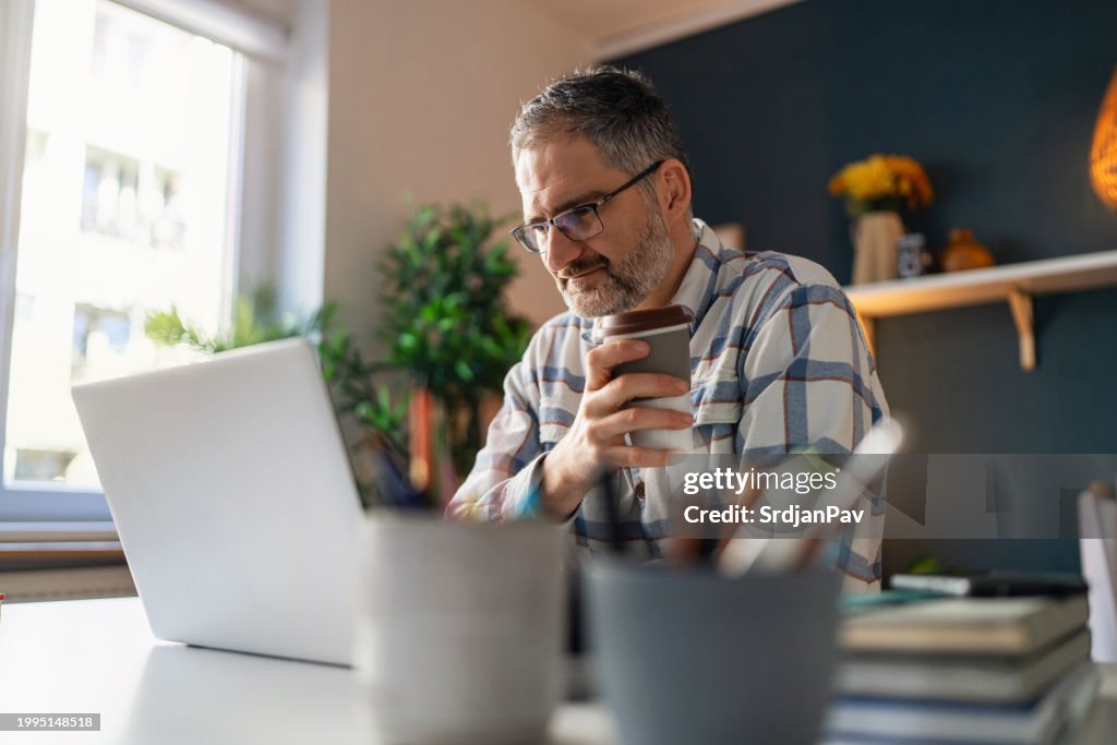 Reifer kaukasischer Mann, der in seinem Homeoffice arbeitet