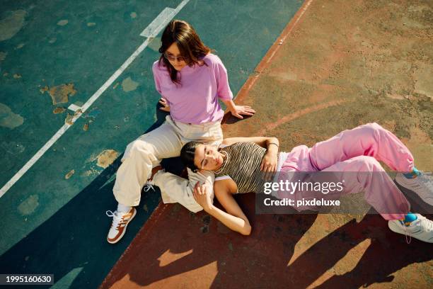 relaxed afternoon hangout with gen z friends at the skate park - mode photos et images de collection