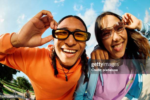 2 amigos de la generación z pasando el rato juntos, toma de gran angular. - poner caras fotografías e imágenes de stock