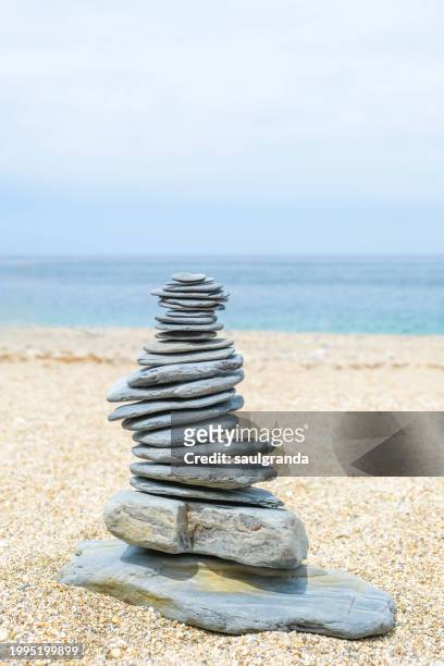 balances slate stone pebbles on the beach - relajación photos et images de collection