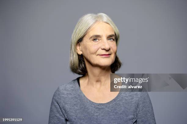 nahaufnahme porträt einer selbstbewussten seniorin, die in die kamera blickt - oberteil stock-fotos und bilder