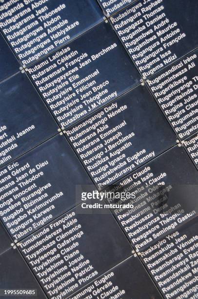 wand mit den namen der opfer, nationales denkmal für die opfer des völkermords, kigali, ruanda - völkermord stock-fotos und bilder