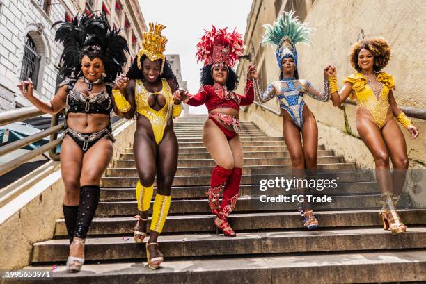 mulheres descendo escada em uma festa de carnaval de rua - figurino - fotografias e filmes do acervo