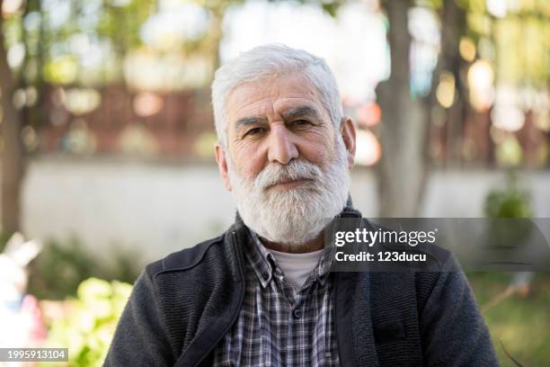 portrait d’homme réel de 65 ans - at 66 years photos et images de collection