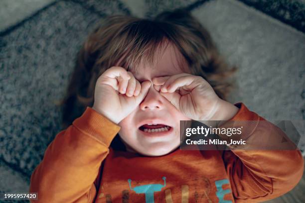 nahaufnahme porträt eines weinenden kleinen kleinkindjungen - trotzanfall stock-fotos und bilder