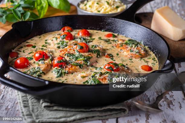 creamy tuscan chicken - grädde bildbanksfoton och bilder