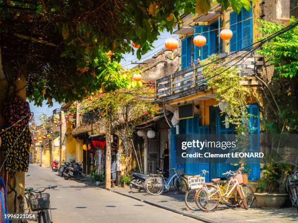 pedestrian shopping street with colorful houses and decorated with lanterns in the medieval old town of hoi an, unesco world heritage site - quang nam province - central vietnam. - hoi an stockfoto's en -beelden