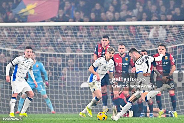 Teun Koopmeiners of Atalanta scores a goal on a free kick during the Serie A TIM match between Genoa CFC and Atalanta BC - Serie A TIM at Stadio...