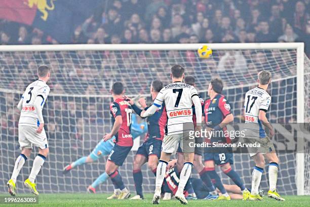 Teun Koopmeiners of Atalanta scores a goal on a free kick during the Serie A TIM match between Genoa CFC and Atalanta BC - Serie A TIM at Stadio...