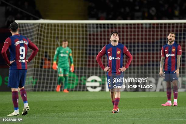 Barcelona's Spanish midfielder Pedri and teammates react to the equalizer scored by Granada's Uruguayan forward Facundo Pellistri during the Spanish...
