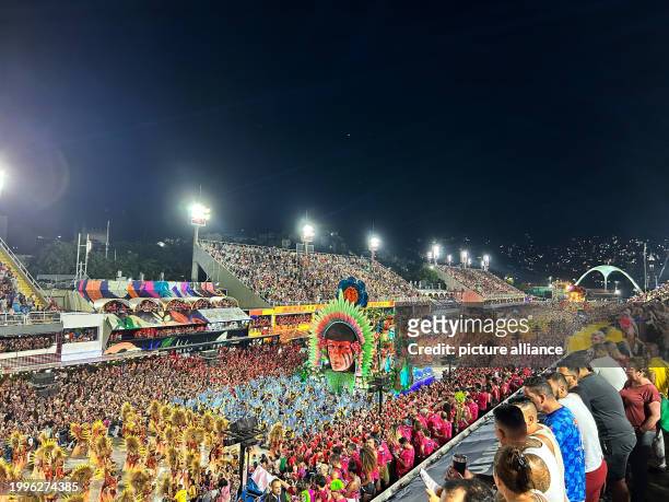 February 2024, Brazil, Rio De Janeiro: Overview of the carnival celebrations in the Sambadrome in Rio de Janeiro, Brazil, through the streets. Photo:...