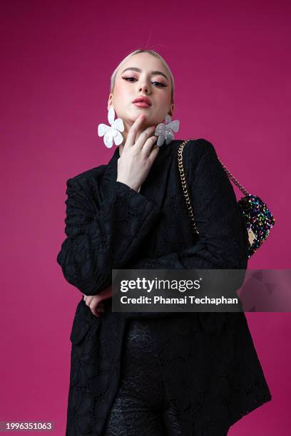beautiful elegant woman in front of plain background - main au menton photos et images de collection
