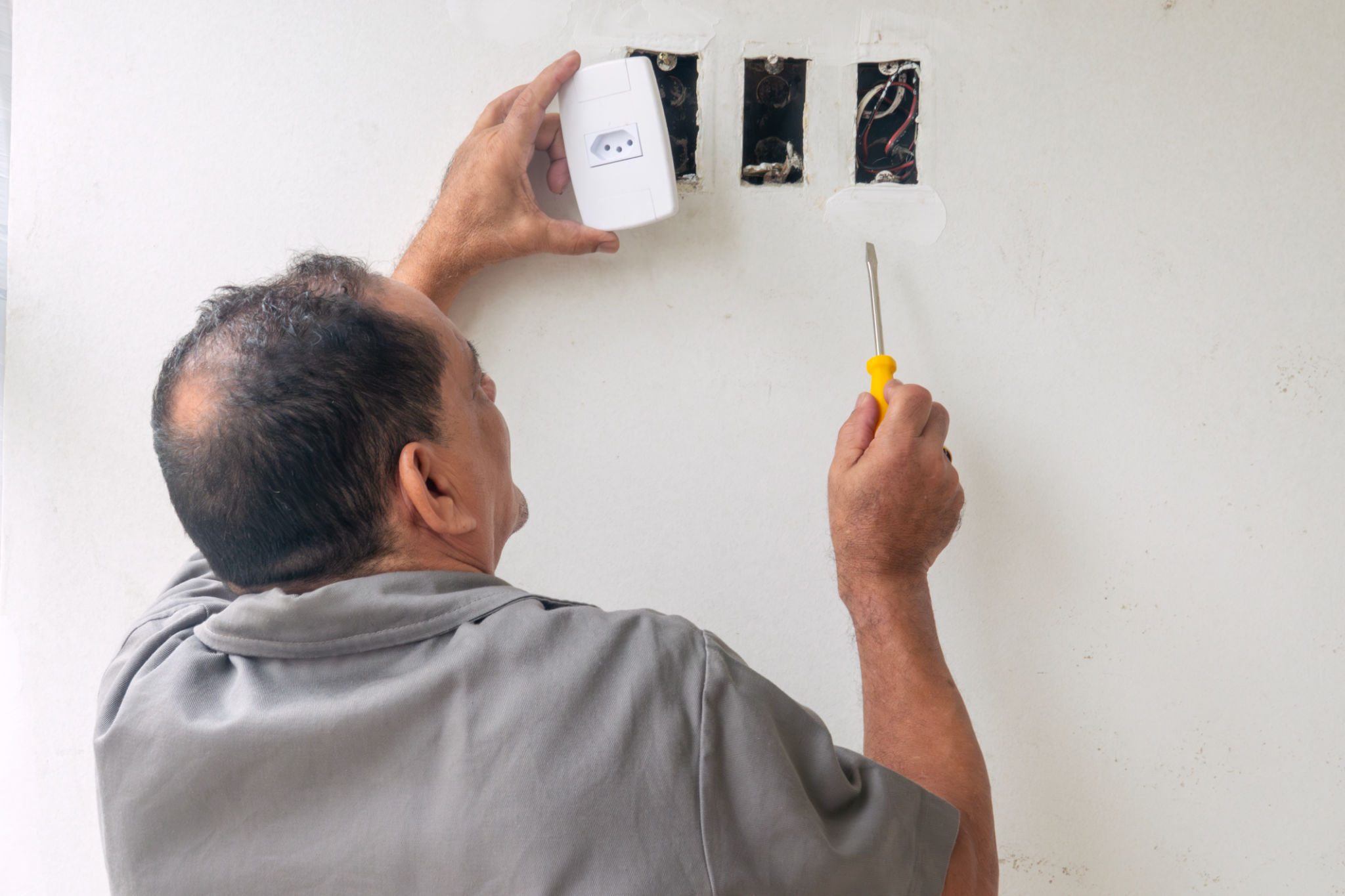 eletricista instalando