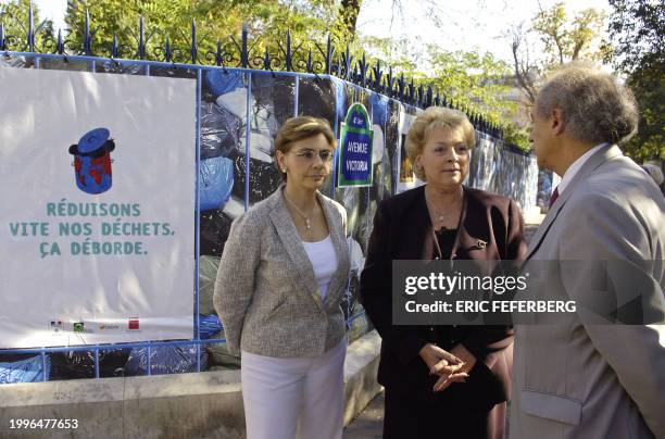 La ministre de l'Ecologie Nelly Olin s'entretient, le 10 octobre 2005 à Paris, avec Michèle Pappalardo , présidente de l'Ademe , et Yves Contassot ,...