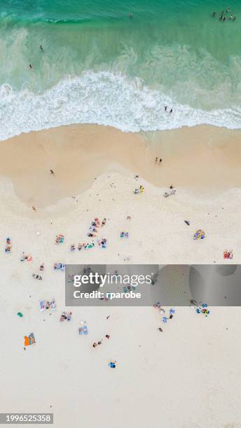 gente en la zona de la playa y el mar de copacabana - playa de copacabana fotografías e imágenes de stock