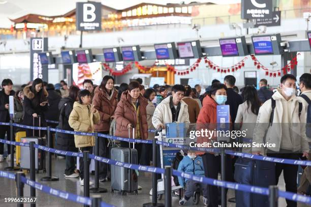 Queue Inchina 22,769 Chinese Queue Stock Photos, High-Res Pictures, and Images ...