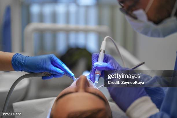cerca de las herramientas dentales en la mano del dentista - espejo dental fotografías e imágenes de stock