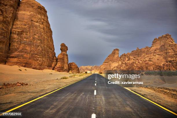 empty highway through al-ula desert area, saudi arabia - mada'in saleh stockfoto's en -beelden