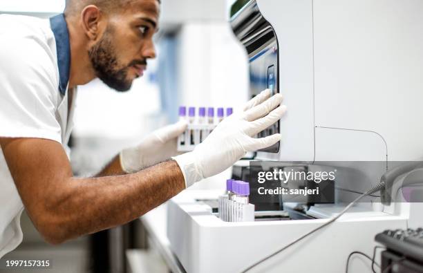 scientist working in the laboratory - bloedonderzoek stockfoto's en -beelden