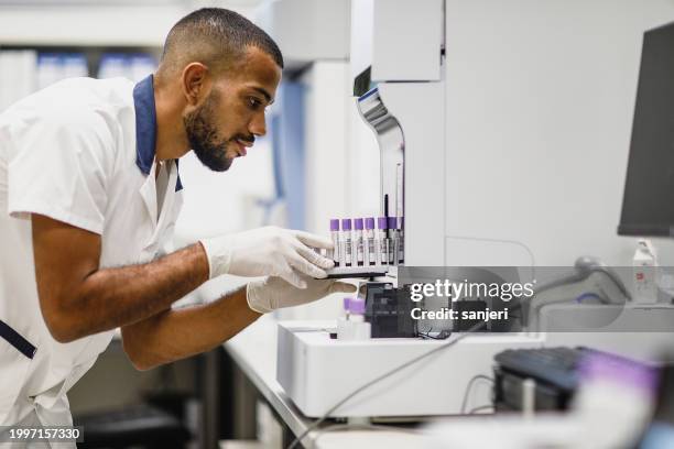 scientist working in the laboratory - medisch specimen stockfoto's en -beelden