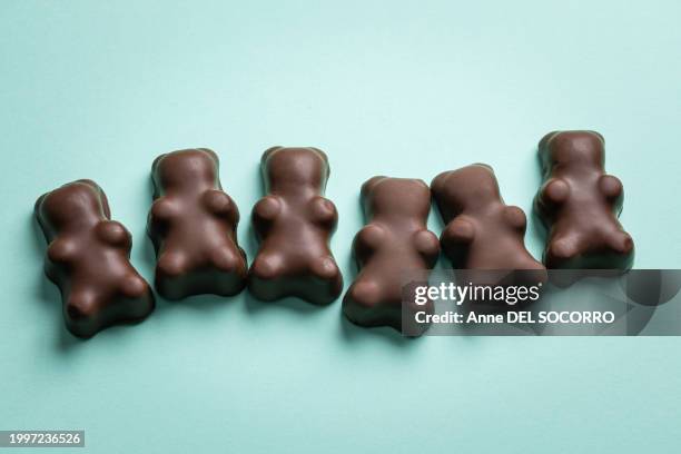ourson guimauve teddy bears chocolate candies with marshmallow - guimauve stockfoto's en -beelden