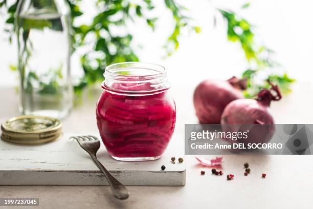red onion pickles in a jar - pickle - fotografias e filmes do acervo