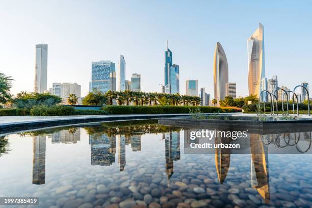 the al shaheed park in kuwait city - ciudad de kuwait fotografías e imágenes de stock