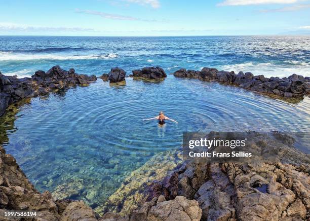swimming in el charco los chochos, a natural pool on tenerife, canary islands - condición natural fotografías e imágenes de stock