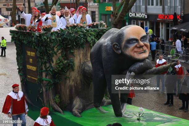 February 2024, North Rhine-Westphalia, Cologne: A float depicting Federal Chancellor Olaf Scholz as a sloth takes part in the Rose Monday parade. The...
