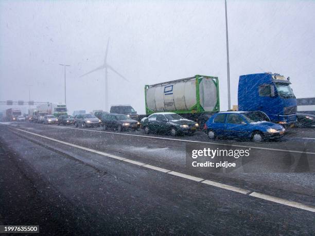 snowstorm on the highway during rush hour - sneeuw nederland stockfoto's en -beelden