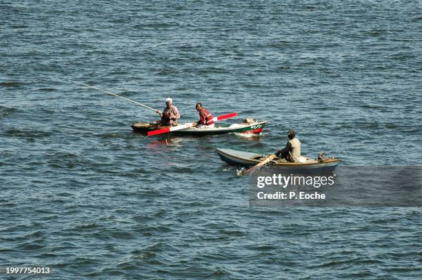 egypt, small fishing boats on the nile - transport nautique fotografías e imágenes de stock