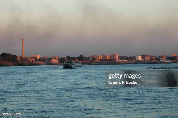 egypt, cruise ship sailing on the nile at sunset - transport nautique stock pictures, royalty-free photos & images