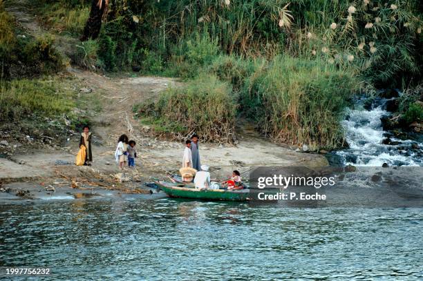 egypt, a family board a small boat on the nile - transport nautique stock pictures, royalty-free photos & images