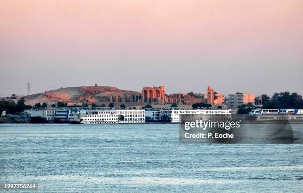 egypt, cruise ship moored on the nile at sunset in kom ombo - transport nautique stock pictures, royalty-free photos & images