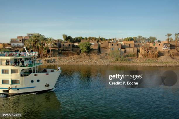 egypt, a cruise ship on the nile - transport nautique stock pictures, royalty-free photos & images