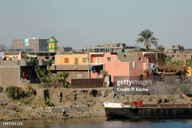 egypt, village, mosque and a boat seen from the nile - transport nautique stock pictures, royalty-free photos & images