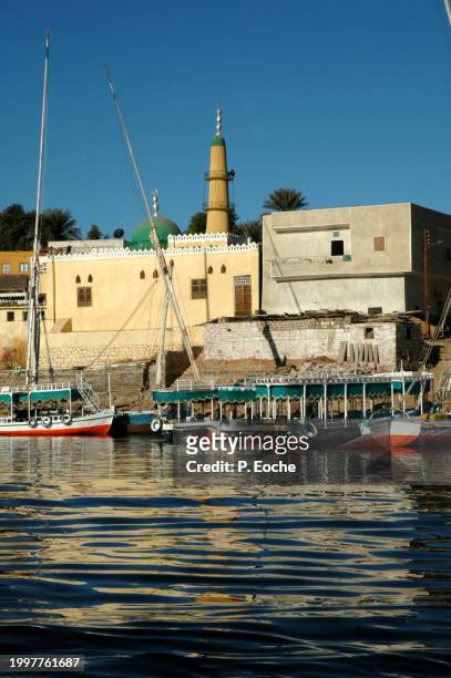 egypt, tourist transport boats moored on the nile - transport nautique fotografías e imágenes de stock
