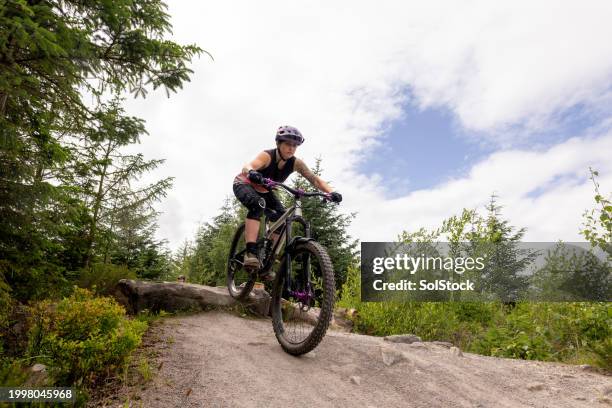 female downhill mountain biker - downhill mountain biking stock pictures, royalty-free photos & images