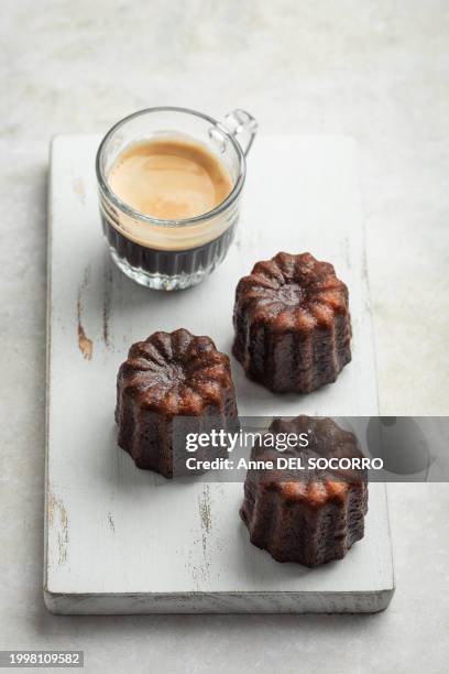 canelés bordelais french cakes for coffee time - ribbed stock pictures, royalty-free photos & images