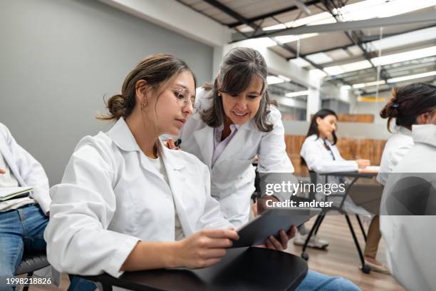 teacher helping a medical student in class - professor da faculdade imagens e fotografias de stock