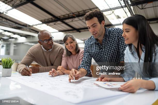 group of adult students brainstorming in a marketing class - master of business administration stockfoto's en -beelden