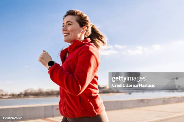 smiles in motion - träningsutrustning sportutrustning bildbanksfoton och bilder