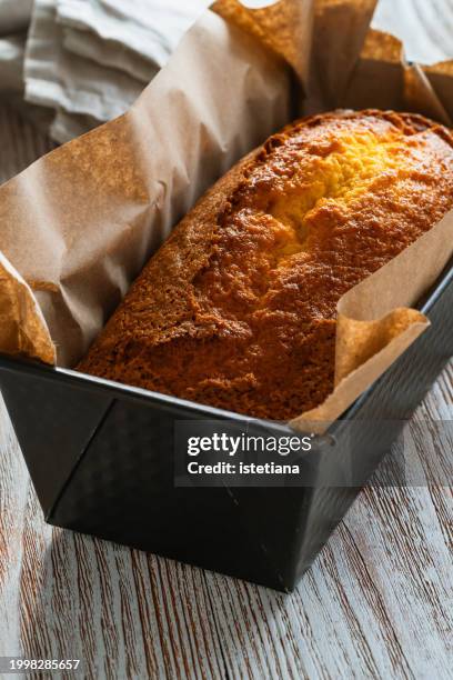 carrot cake in loaf pan on wooden board - papel de cera imagens e fotografias de stock