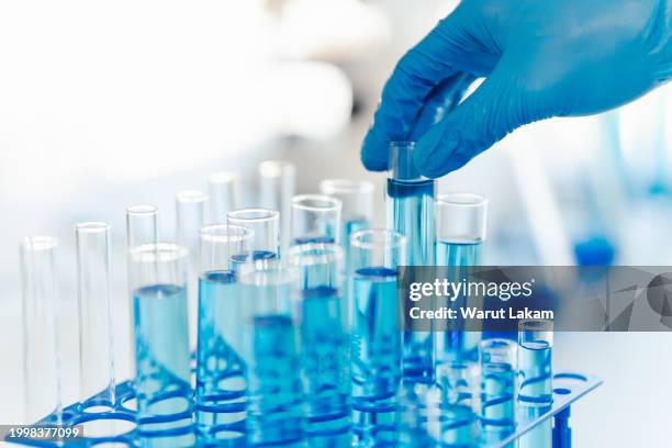 laboratory technician conducting chemical analysis - laboratorium bildbanksfoton och bilder