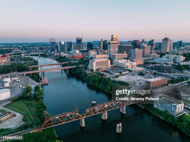 vista aérea del lado norte del centro de nashville, tennessee, en una soleada tarde de otoño desde el lado norte del río cumberland - nashville fotografías e imágenes de stock